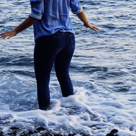 Mujer de Jeans en el mar