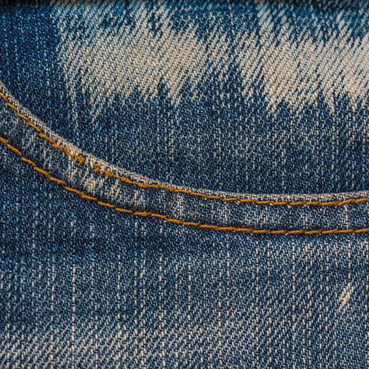 Hombre y mujer caminando de espaldas en la playa